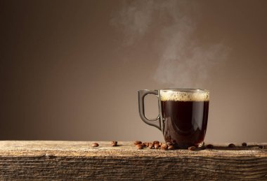 Eski ahşap bir tahtanın üzerinde cam bardakta Espresso. Boşluğu kopyala.