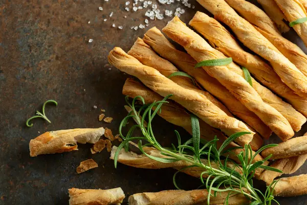 Deniz tuzu ve biberiyeli ev yapımı Grissini ekmeği. Üst görünüm.