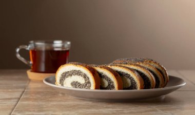 Haşhaş tohumu dilimleri bej bir tabakta. Boşluğu kopyala.