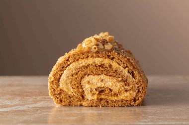 Bej arka planda cevizli tatlı. Kahverengi şeker, ceviz ve kremalı kek..