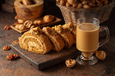 Cevizli tatlı ve klasik arka planda kahve. Kahverengi şeker, ceviz ve kremalı kek..