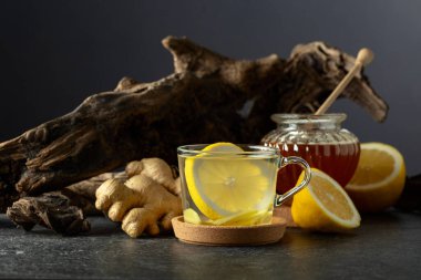 Limonlu ve ballı zencefil çayı. Doğu bitkisel ilaç kavramı.
