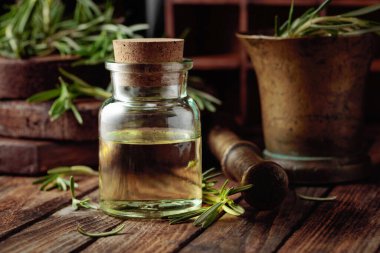 Eski ahşap bir masaya biberiye yağı ya da aşılama. Aromaterapi, spa ve bitkisel ilaç malzemeleri.. 