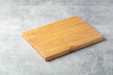 Taş bir masanın tahta kesimi. Mutfak geçmişi. Boş tahta kesme tahtası, ürün görüntüleme alanı.