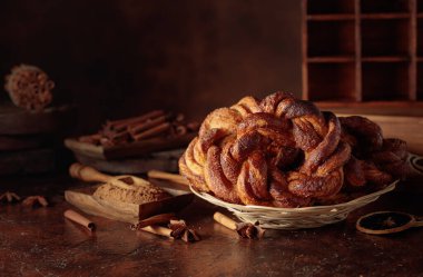 Kahverengi mutfak masasında tarçınlı ve şekerli ev yapımı simit. Boşluğu kopyala