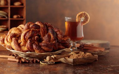 Kahverengi arka planda tarçınlı ve şekerli ev yapımı simit..