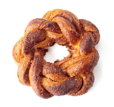 Beyaz arka planda izole edilmiş tarçınlı ve şekerli ev yapımı simit..