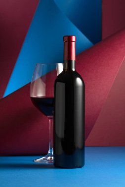 Şişe ve bir bardak kırmızı şarap. Metnin için boşluk kopyala.
