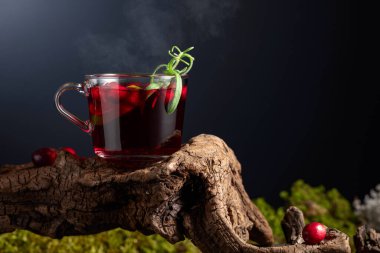 Yabanmersinli, limonlu ve biberiyeli sıcak içecek. Engeller, yosunlar ve liken içeren Kuzey Doğa kavramı.