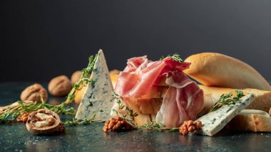 Mavi peynirli jambon, baget, ceviz ve kekik. Geleneksel Akdeniz atıştırmalıkları.