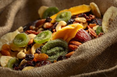 Çuval bezinde kurutulmuş tropik meyve, fındık ve kuru üzüm..