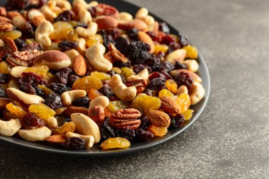 Kırsal bir arka planda kurutulmuş fındık ve kuru üzüm karışımı. Uzayı kopyala Seçici odak.