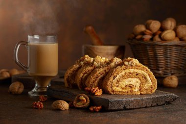 Cevizli tatlı ve klasik arka planda kahve. Kahverengi şeker, ceviz ve kremalı kek..