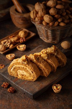 Kahverengi arka planda cevizli tatlı. Kahverengi şeker, ceviz ve kremalı kek..