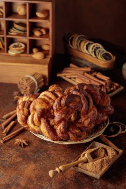 Kahverengi mutfak masasında ev yapımı tarçınlı ve şekerli kraker.