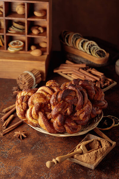 Домашний крендель с корицей и сахаром на коричневом кухонном столе