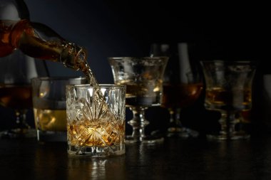 Viski şişeden kristal bardağa dökülür..