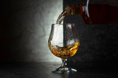 Şişeden bardağa brendi dolduruyorum. Boşluğu kopyala.