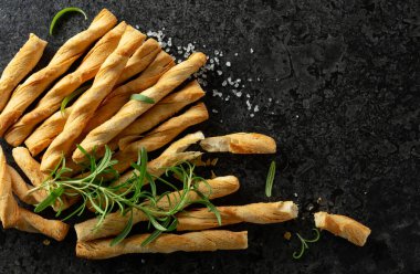 Deniz tuzu ve biberiyeli ev yapımı Grissini ekmeği. Üst görünüm.