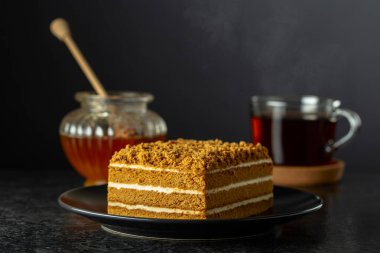 Siyah arka planda geleneksel ballı pasta. Boşluğu kopyala.