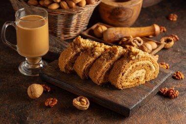 Cevizli tatlı ve klasik arka planda kahve. Kahverengi şeker, ceviz ve kremalı kek..