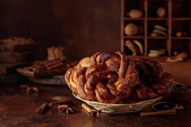 Kahverengi mutfak masasında tarçınlı ve şekerli ev yapımı simit. Boşluğu kopyala