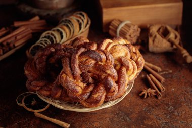 Kahverengi mutfak masasında ev yapımı tarçınlı ve şekerli kraker.