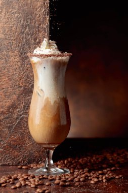 Çikolata parçacıkları serpiştirilmiş kremalı buzlu kahve. Boşluğu kopyala.