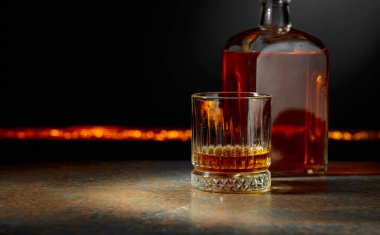Karanlık bir arka planda buzlu viski. Boşluğu kopyala.