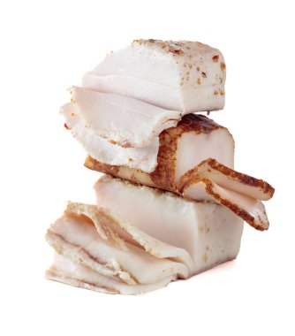 Beyaz arka planda izole edilmiş baharatlı tuzlanmış domuz yağı..