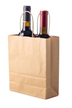 Beyaz arka planda izole edilmiş kırmızı şarap şişeleri. Logonuzu ya da metninizi bir kese kağıdına yerleştirin.