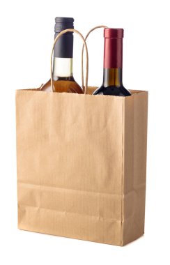 Beyaz arka planda izole edilmiş kağıt torbalarda kırmızı ve beyaz şarap şişeleri. Logonuzu ya da metninizi bir kese kağıdına yerleştirin.