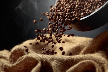 Taze kavrulmuş kahve çekirdekleri bir torbaya doldurulur. Boşluğu kopyala.