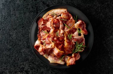 Siyah taşlı arka planda biberiyeli kızarmış pastırma. Üst görünüm, alanı kopyala.