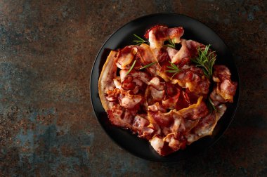 Siyah tabakta biberiyeli kızarmış pastırma. Üst görünüm, alanı kopyala.