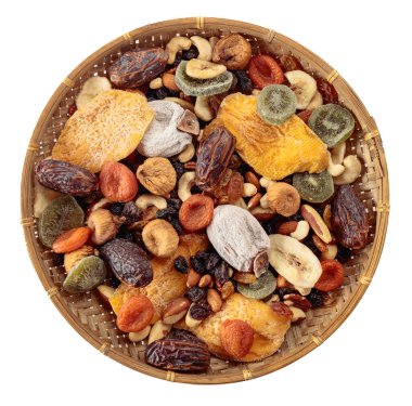 Beyaz arka planda izole edilmiş kurutulmuş tropikal meyve, fındık ve kuru üzümlerin karışımı. Üst görünüm.