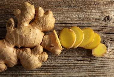 Eski tahta üzerinde taze zencefil kökü.