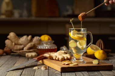 Eski ahşap bir masada limonlu ve ballı zencefil çayı. Boşluğu kopyala.