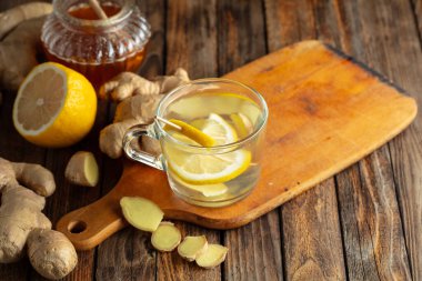 Mutfak masasında limonlu ve ballı zencefilli çay..