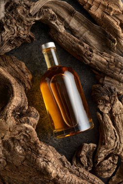 Bir şişe viski ve kurutulmuş atıştırmalıklar. Sert alkollü içecekler kavramı. Üst görünüm.