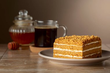 Geleneksel ballı kek ve bej arka planda sade kahve. Boşluğu kopyala.