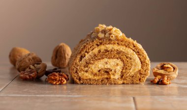 Ceviz ve tereyağlı krema: Geleneksel bir Doğu hamur işi. Bej arka planda cevizli tatlı. Kahverengi şeker, ceviz ve kremalı kek..