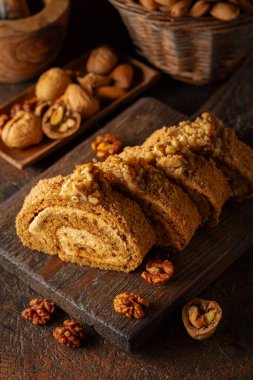 Ceviz ve tereyağlı krema: Geleneksel bir Doğu hamur işi. Kahverengi arka planda cevizli tatlı. Kahverengi şeker, ceviz ve kremalı kek..