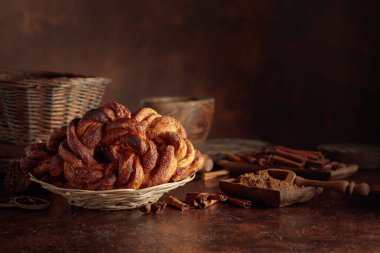 Tarçın ve şekerli ev yapımı krakerler; İsveç, Norveç, Danimarka ve Estonya 'da popüler geleneksel İskandinav pastası.