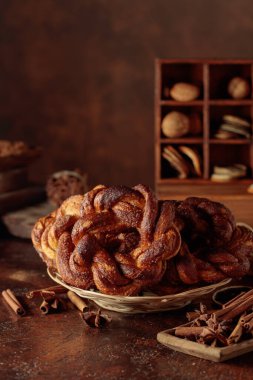 Tarçın ve şekerli ev yapımı krakerler; İsveç, Norveç, Danimarka ve Estonya 'da popüler geleneksel İskandinav pastası.