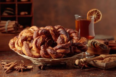 Tarçın ve şekerli ev yapımı krakerler; İsveç, Norveç, Danimarka ve Estonya 'da popüler geleneksel İskandinav pastası.