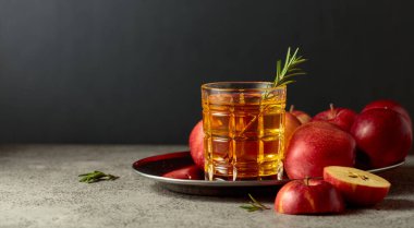 Elma suyu ve taze elmalar eski bir mutfak masasında. Boşluğu kopyala.