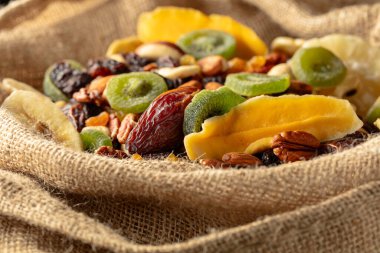 Çuval bezinde kurutulmuş tropik meyve, fındık ve kuru üzüm..