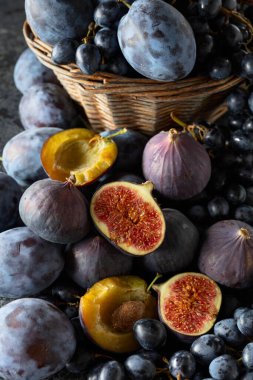 Sulu taze mavi meyveler. Mavi üzüm, mavi erik ve incir. Üst görünüm.