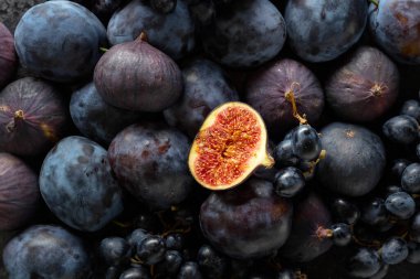 Sulu taze mavi meyveler. Mavi üzüm, mavi erik ve incir. Üst görünüm.